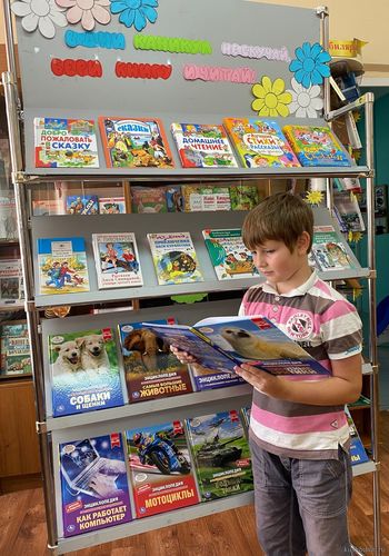 «В дни каникул не скучай, бери книгу и читай!»: книжная выставка