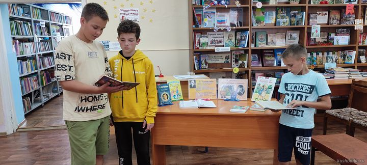 «В детство - за честным словом»: книжная выставка