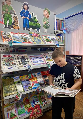 Стоит на страже Родины солдат